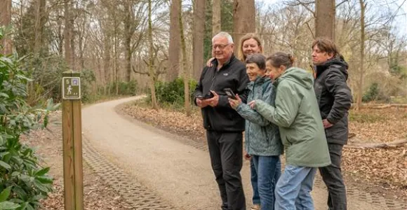 Wandelaars op de beweegroute