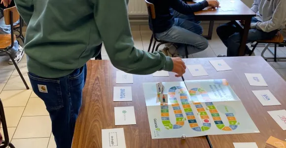 Jongere aan een bordspel