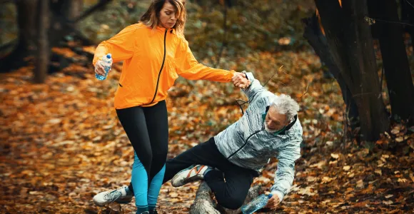 Een man valt tijdens het joggen