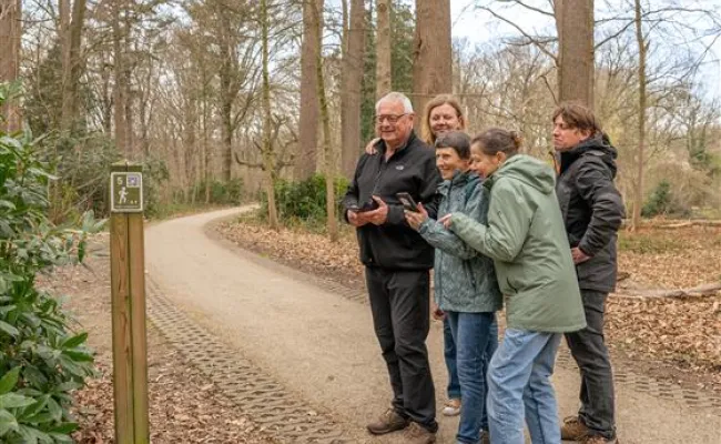 Wandelaars op de beweegroute
