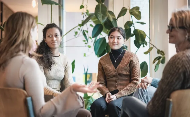 4 mensen die in gesprek zijn met elkaar