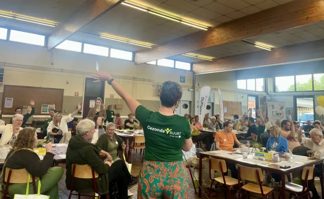 Groep mensen eten ontbijt