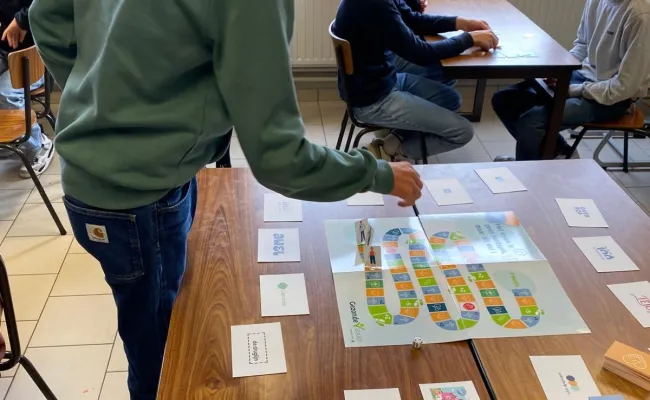 Jongere aan een bordspel