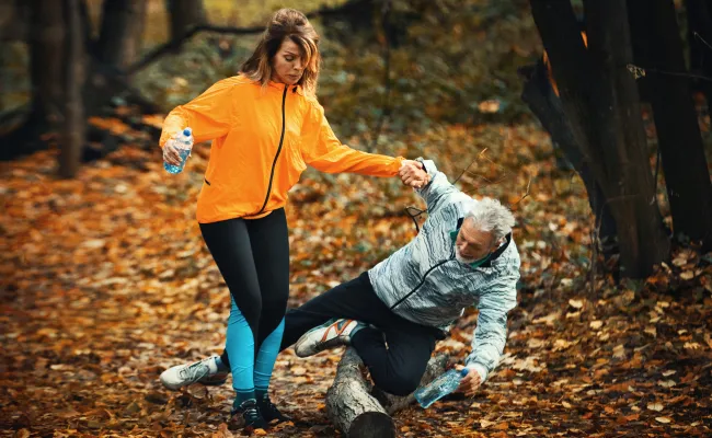 Een man valt tijdens het joggen