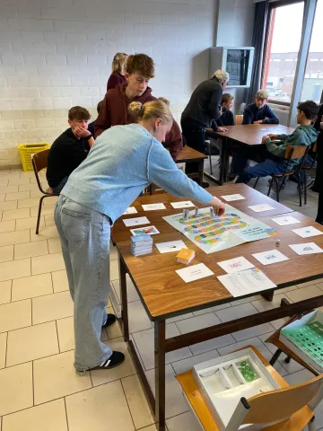 Jongere aan een bordspel