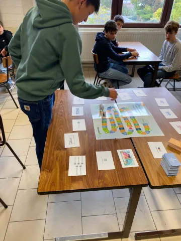 Jongere aan een bordspel