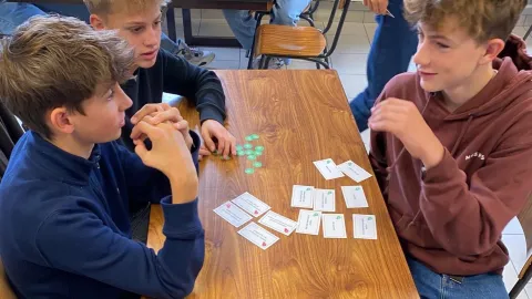 Jongeren spelen een spel