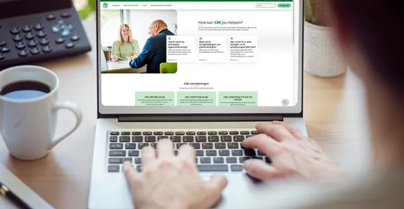 CM-website op laptop