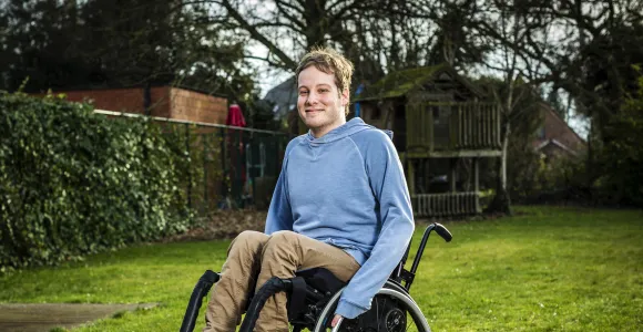 Jonathan zit in zijn rolstoel