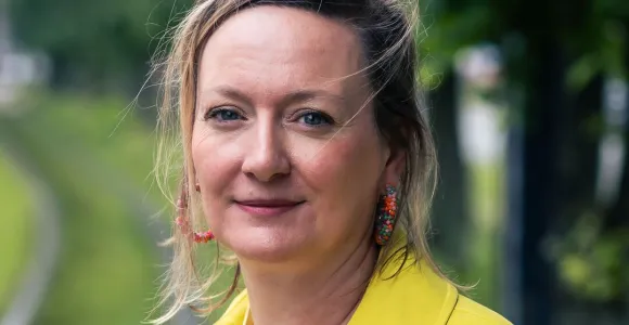 Ellen lacht in de camera