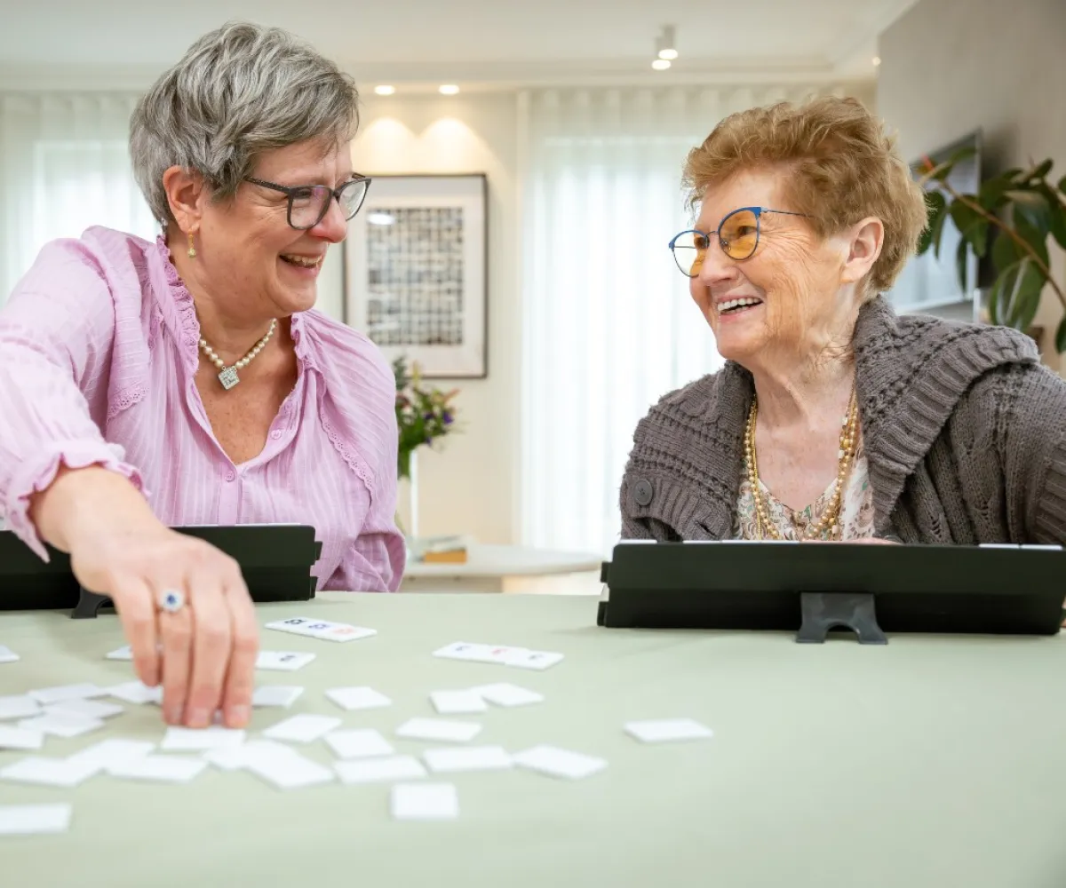 Oppas-vrijwilliger speelt Rummikub
