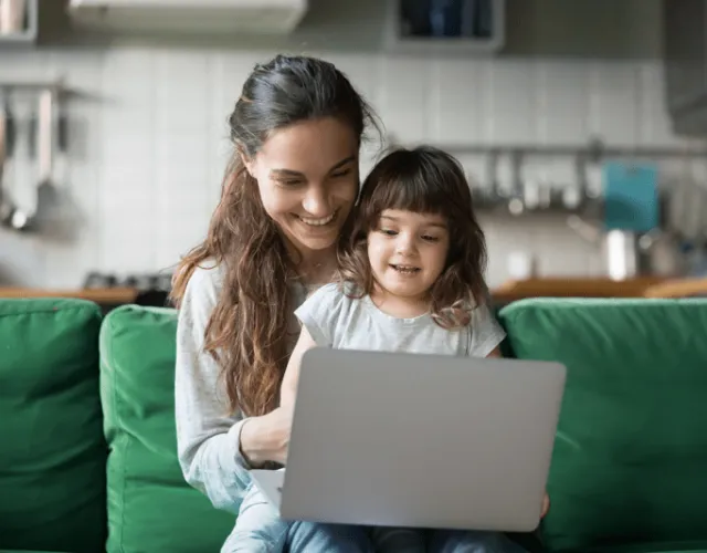 Ouder en kind zitten aan hun laptop
