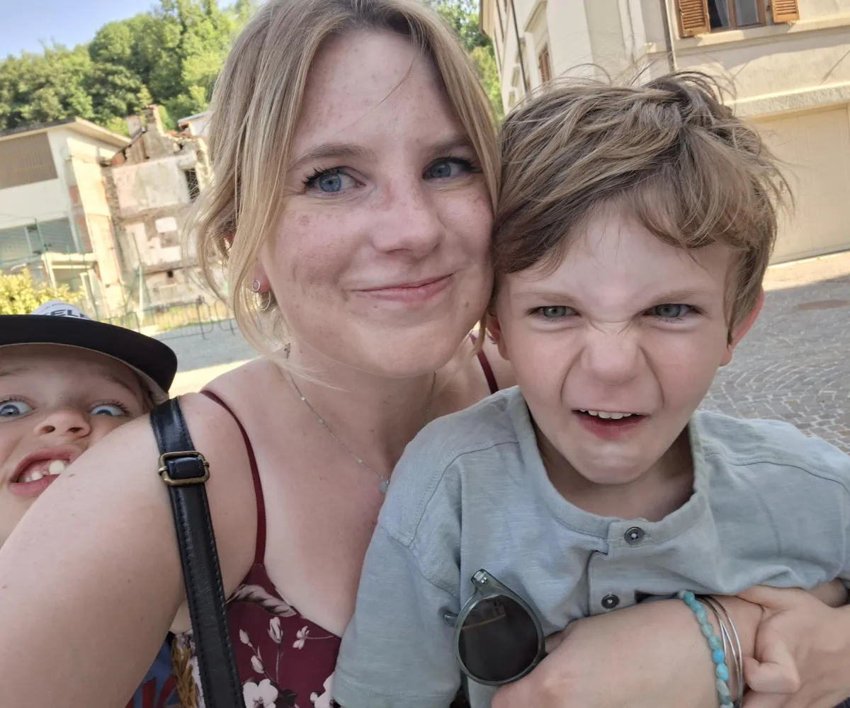 Mama met haar twee zoontjes 