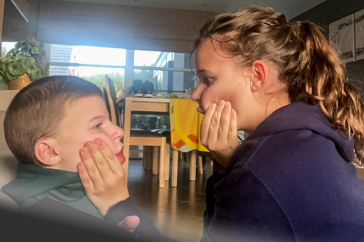 Elien en Senne spelen