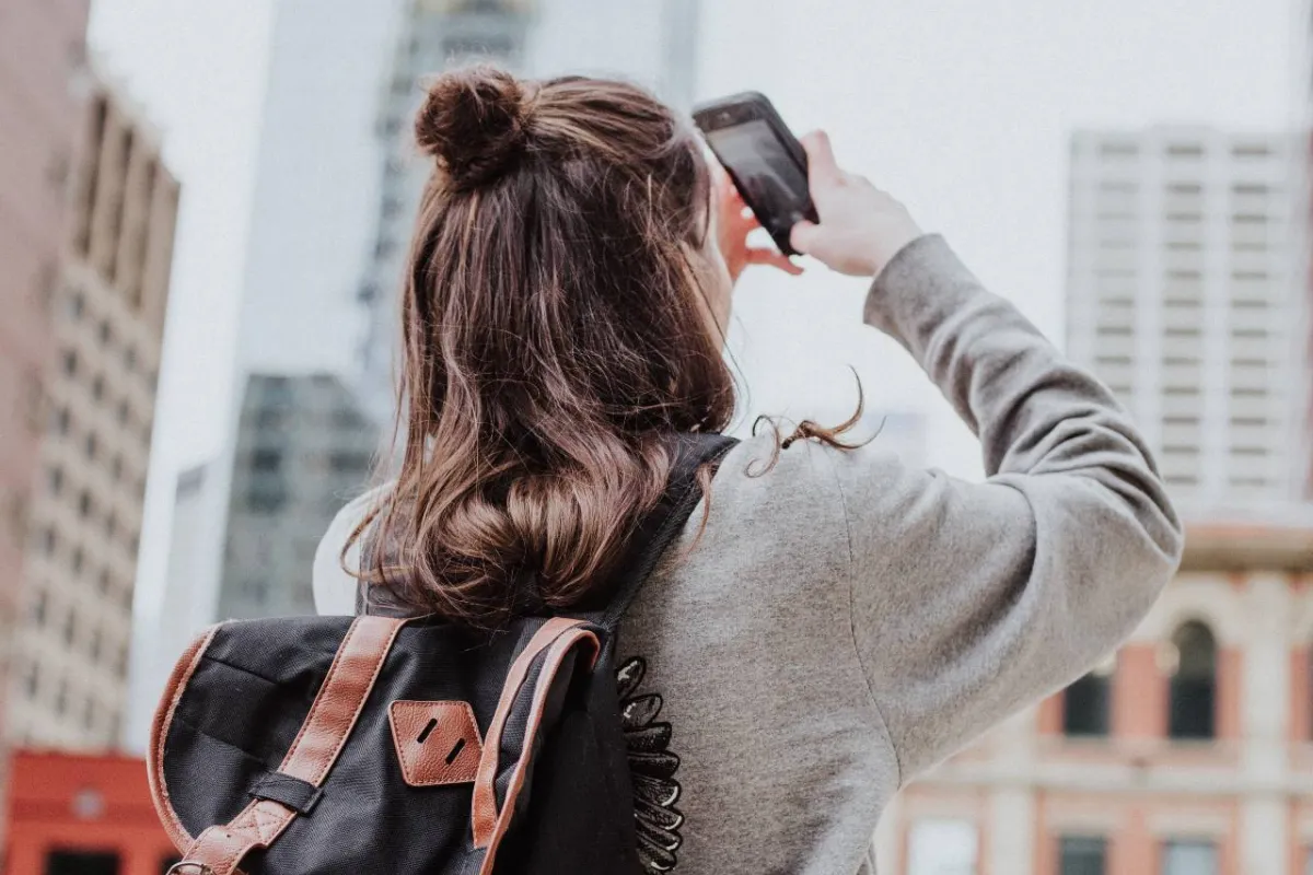 Emily (22): ‘Ik ken de trucjes die achter social media zitten maar toch trap ik in de val’ 