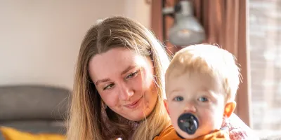 Sara-Lee (20) is oppasvrijwilliger: ‘Ze zien me als een deel van de familie’