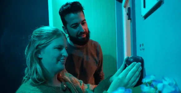 Man en vrouw openen een cijferslot