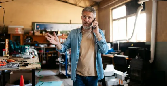 Man is aan het multitasken
