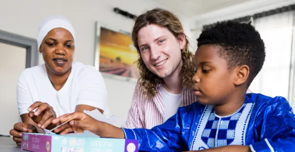 Chris begeleidt spelenderwijs het huiswerkmoment