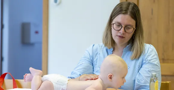 mama en baby tijdens babymassage