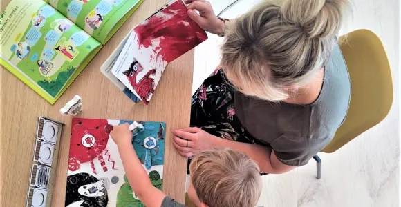psychologe neemt testen af bij kind