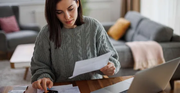 vrouw die bezig is met administratie