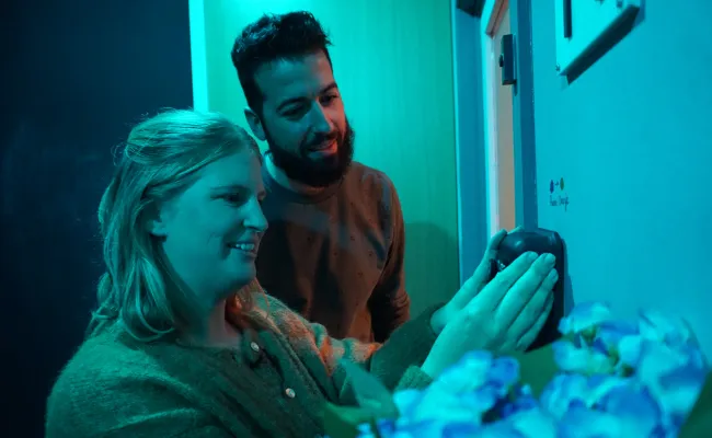 Man en vrouw openen een cijferslot
