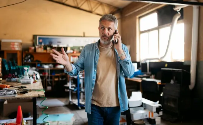 Man is aan het multitasken
