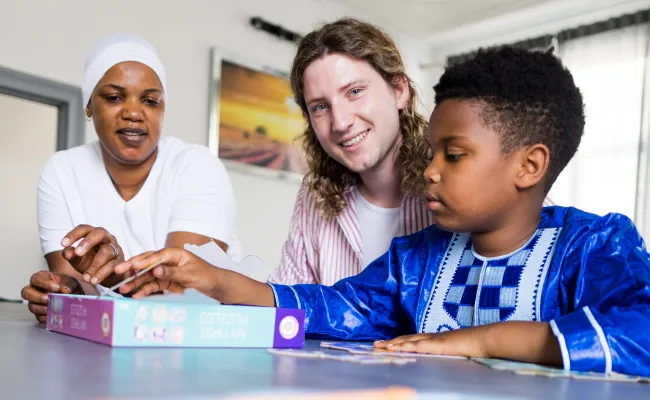 Chris begeleidt spelenderwijs het huiswerkmoment