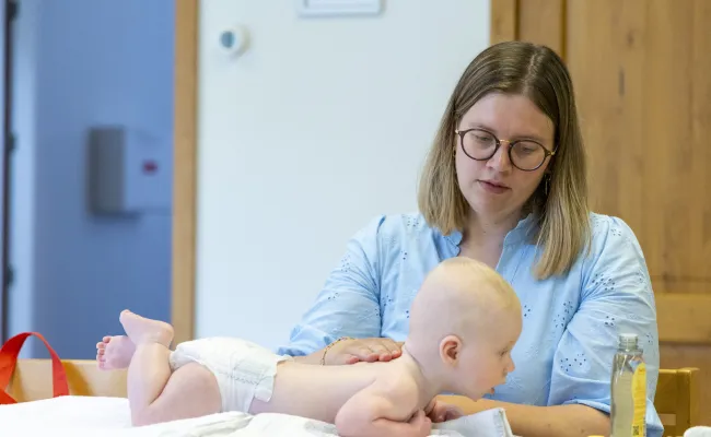 mama en baby tijdens babymassage