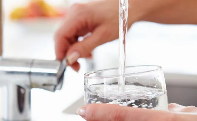 glas wordt gevuld met kraantjeswater