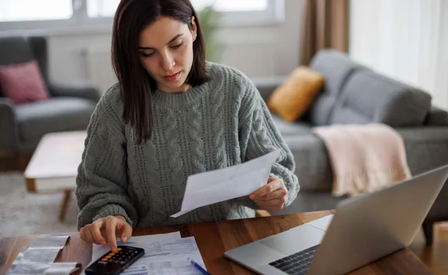 vrouw die bezig is met administratie