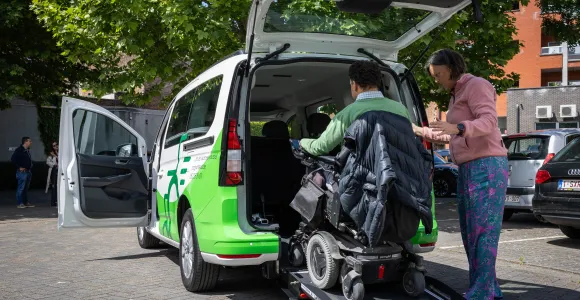 Rolstoeltoegankelijke deelwagen Cozywheels