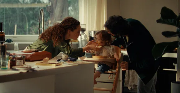 Mama en papa geven kindje eten