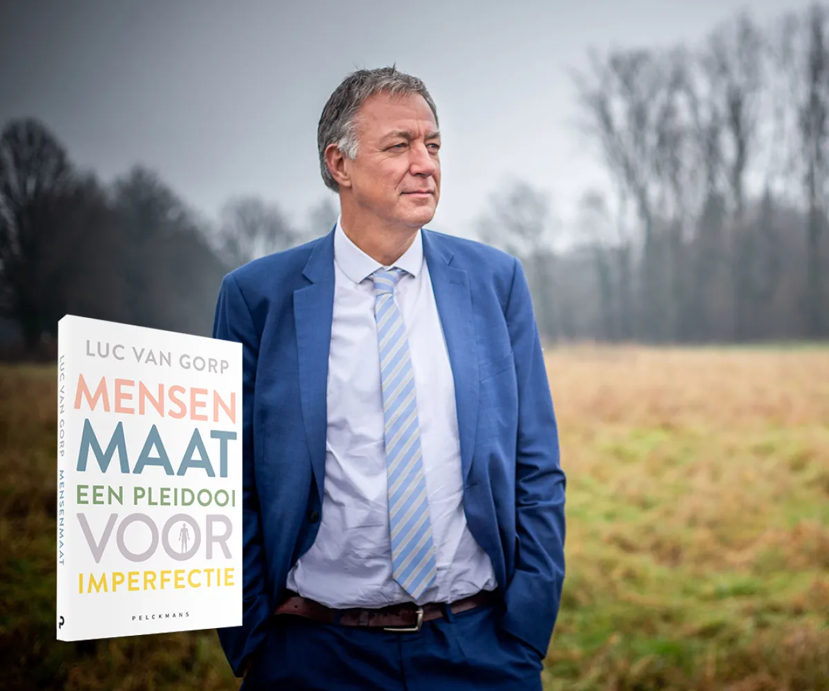 Luc van Gorp met zijn boek, Mensenmaat