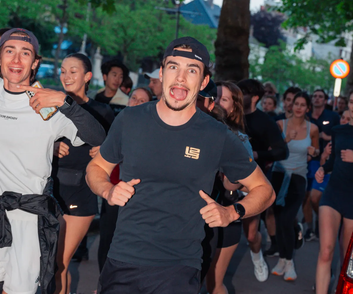Jongeren die lopen