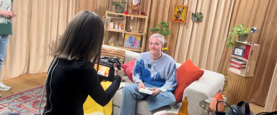 Acteur Bram Spooren praat in camera