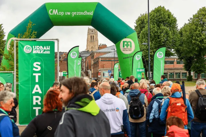 mensen wandelen op urban walk tongeren