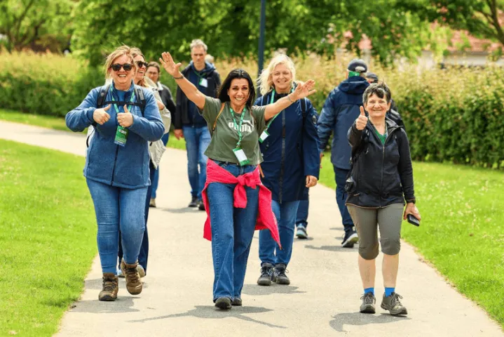 mensen wandelen op urban walk tongeren