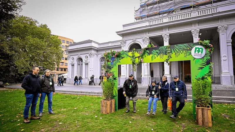 mensen wandelen op urban walk antwerpen