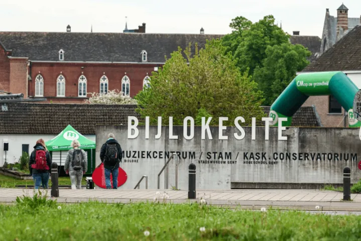 mensen wandelen op urban walk gent