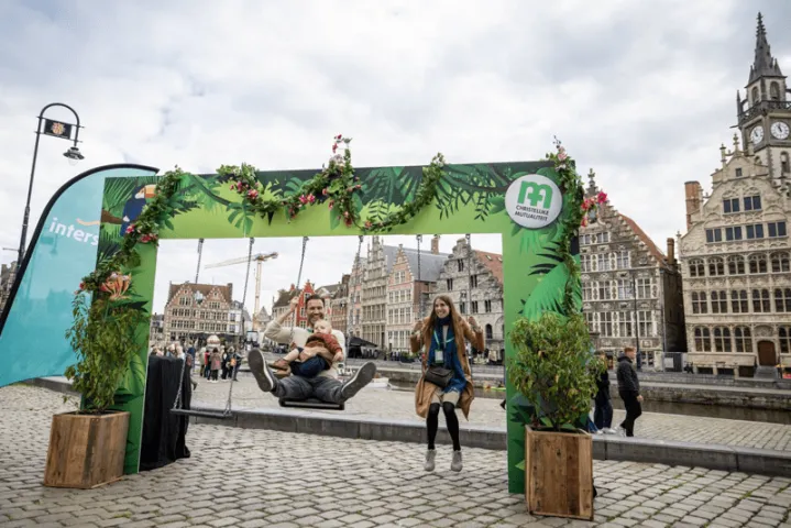 gezin geniet op urban walk in gent