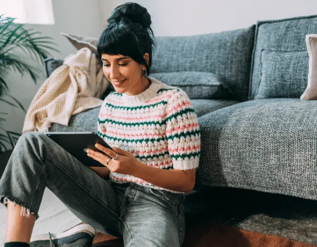 Jonge vrouw bezig op tablet.