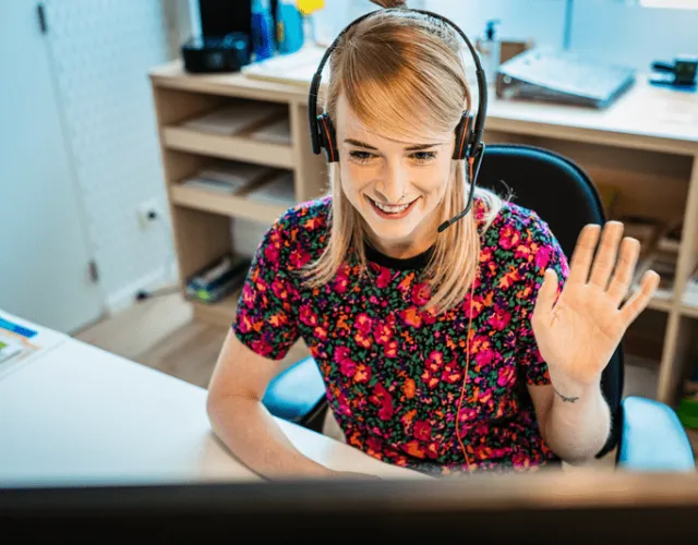 Een CM-consulent zit klaar voor een video-afspraak